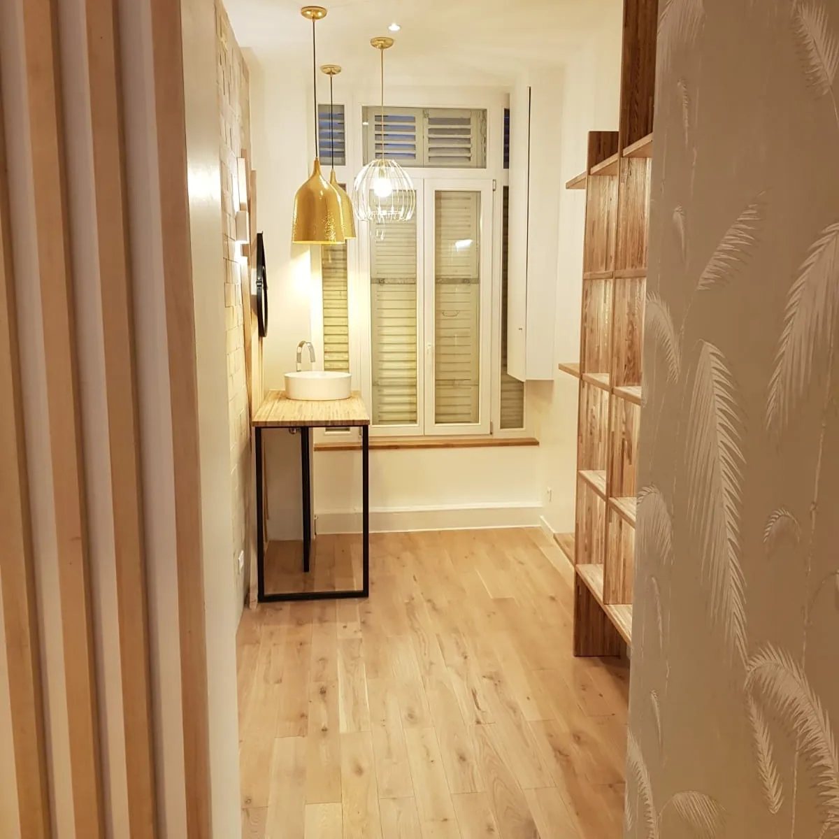 Éclairage intérieur d’une boutique d’optique sur les Champs-Élysées