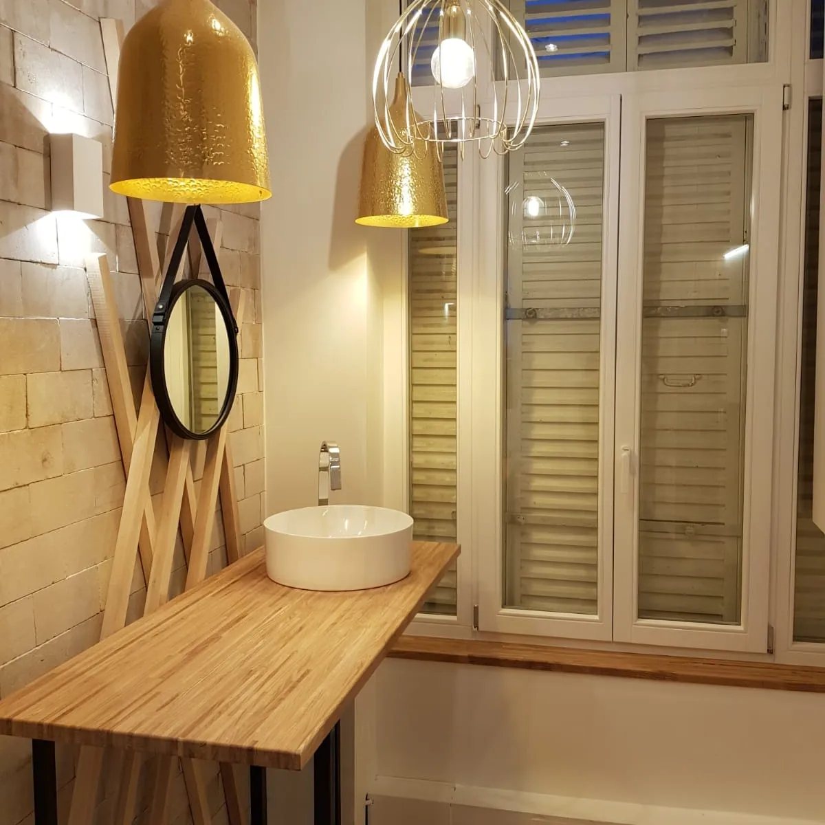 Éclairage décoratif d’un espace lavabo dans une boutique à Paris