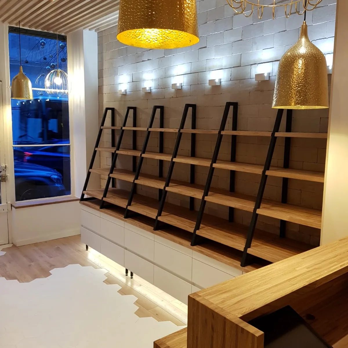 Luminaires décoratifs dans une boutique d’optique à Paris 8e
