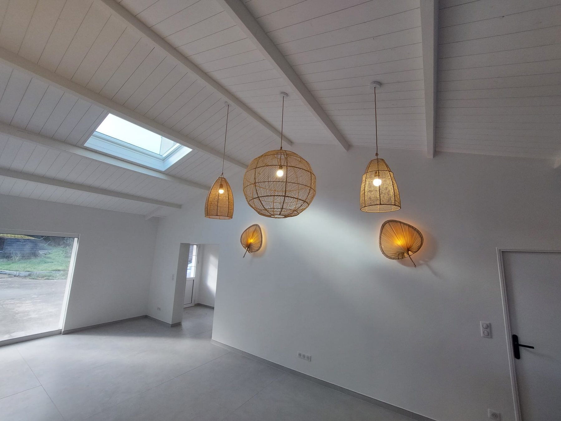 Suspensions décoratives dans une maison rénovée sur l’Île d’Oléron