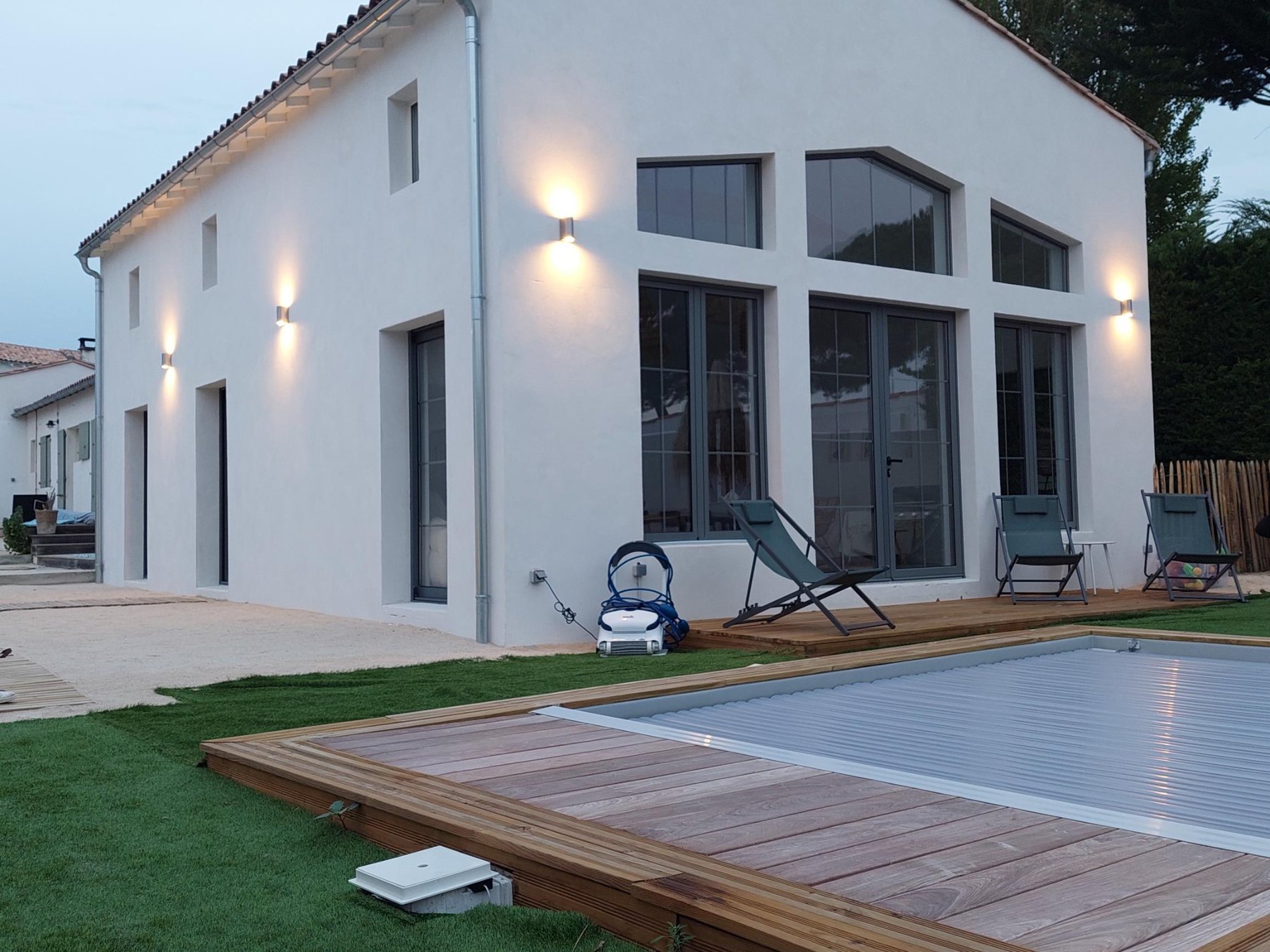 Éclairage de façade d’une maison neuve sur l’Île de Ré