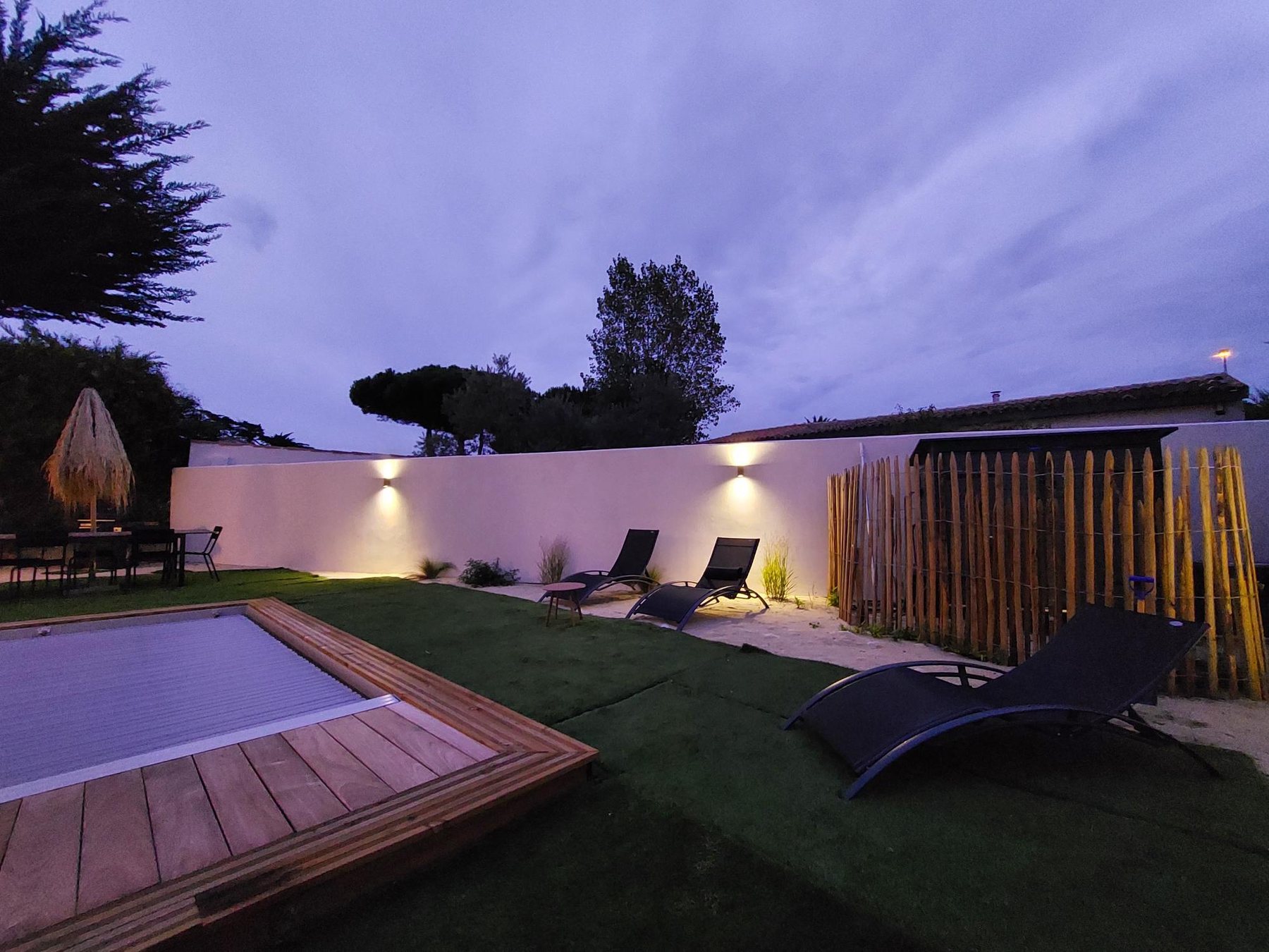 Éclairage extérieur du jardin et de la piscine sur l’Île de Ré