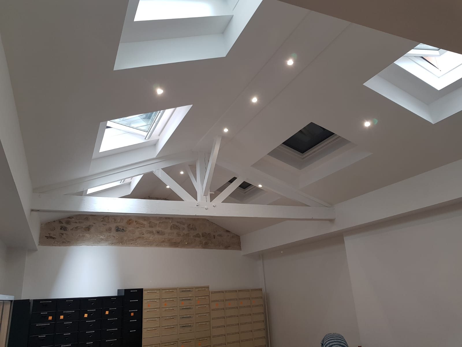 Éclairage de plafond avec charpente apparente à Paris 18e