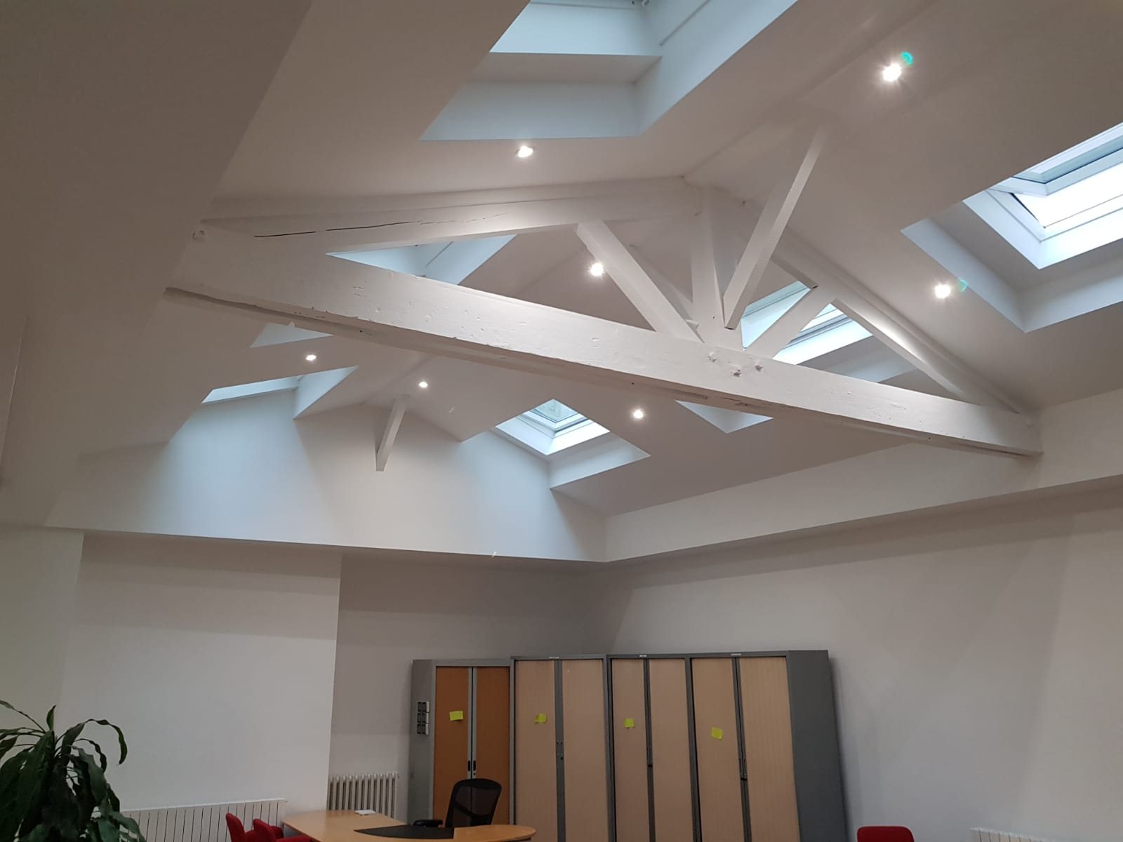 Vue d’ensemble de l’éclairage d’une salle de réunion à Paris 18e