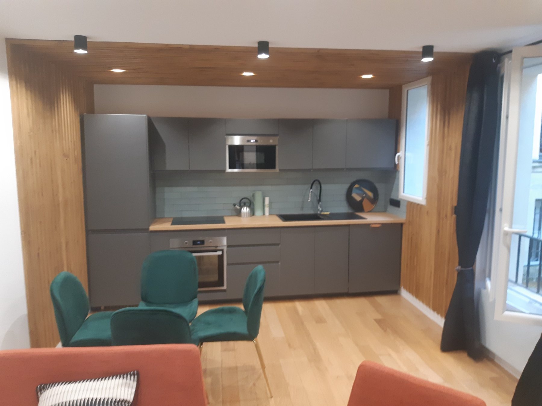 Cuisine et salon rénovés dans un appartement à Pigalle