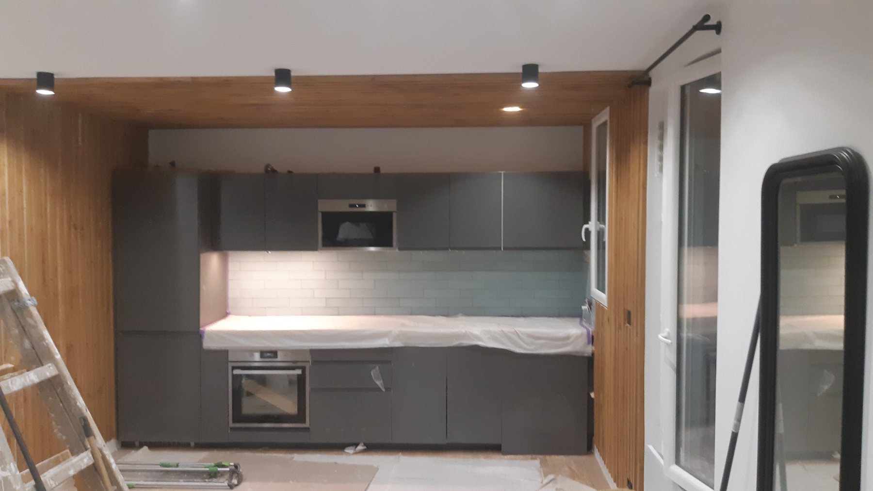 Travaux électriques pendant la rénovation d’une cuisine à Pigalle