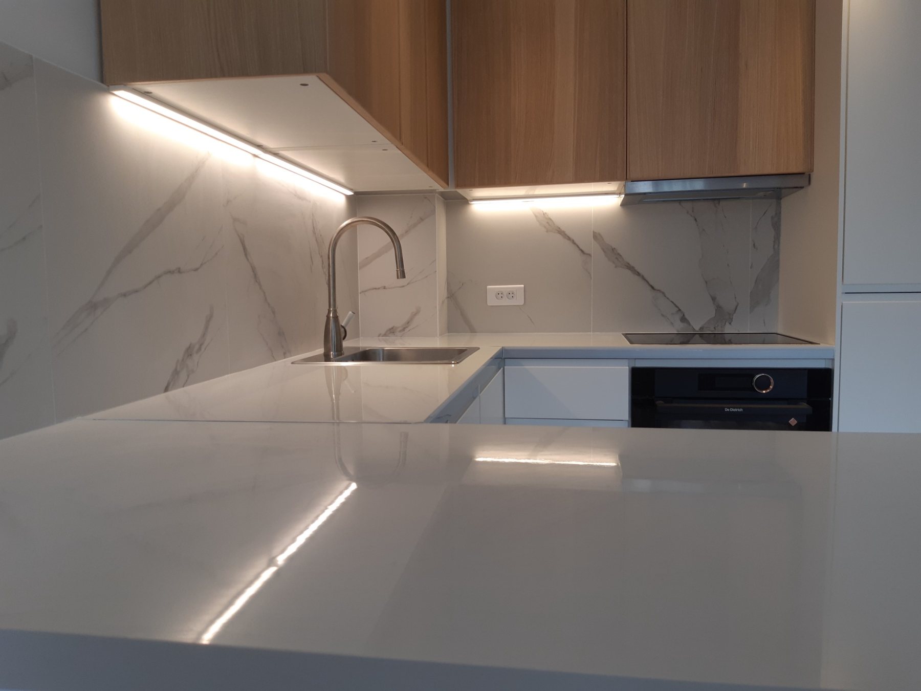Éclairage LED sous meubles dans une cuisine à Puteaux