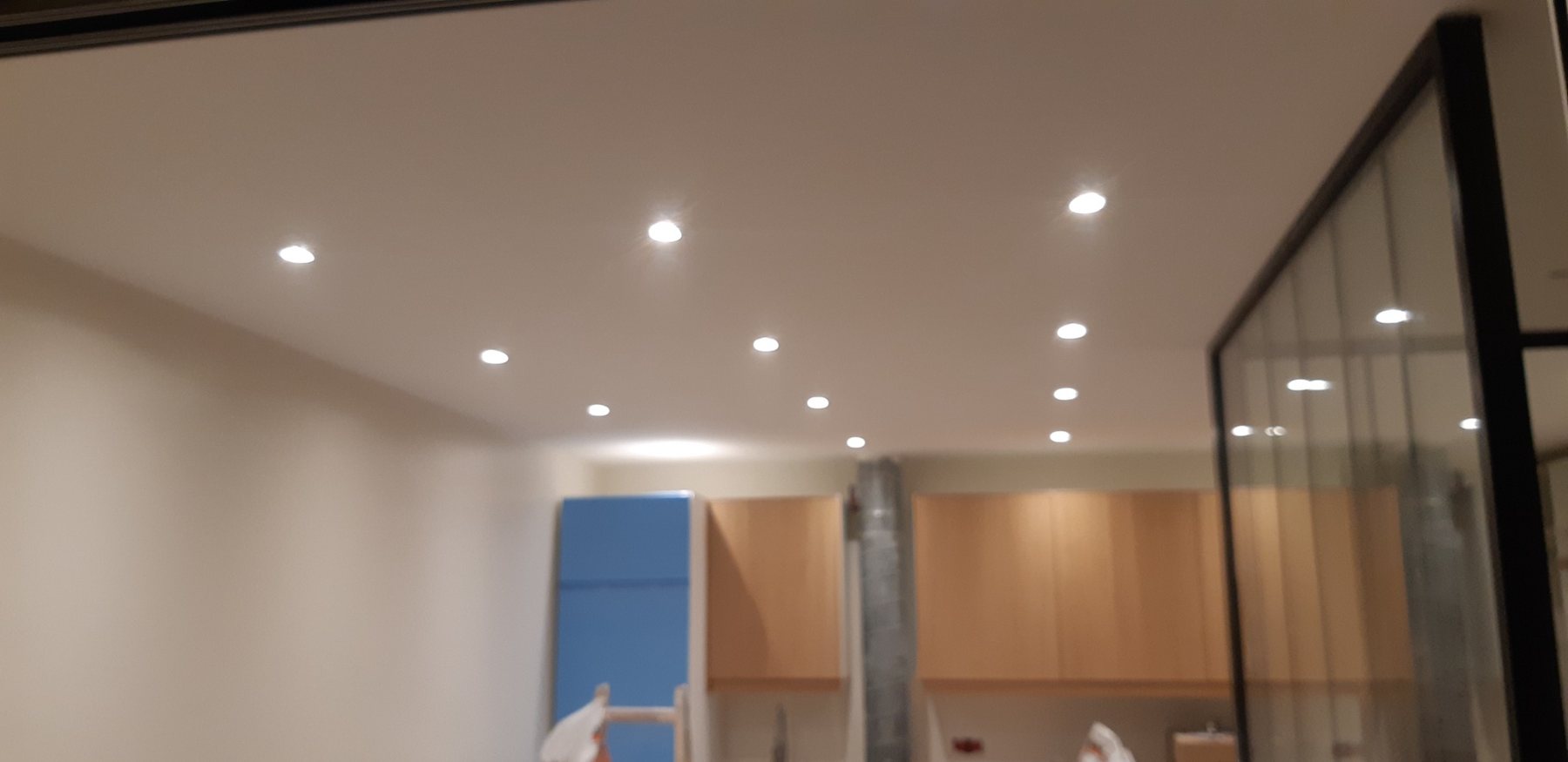 Spots encastrés dans le plafond d’un appartement à Puteaux
